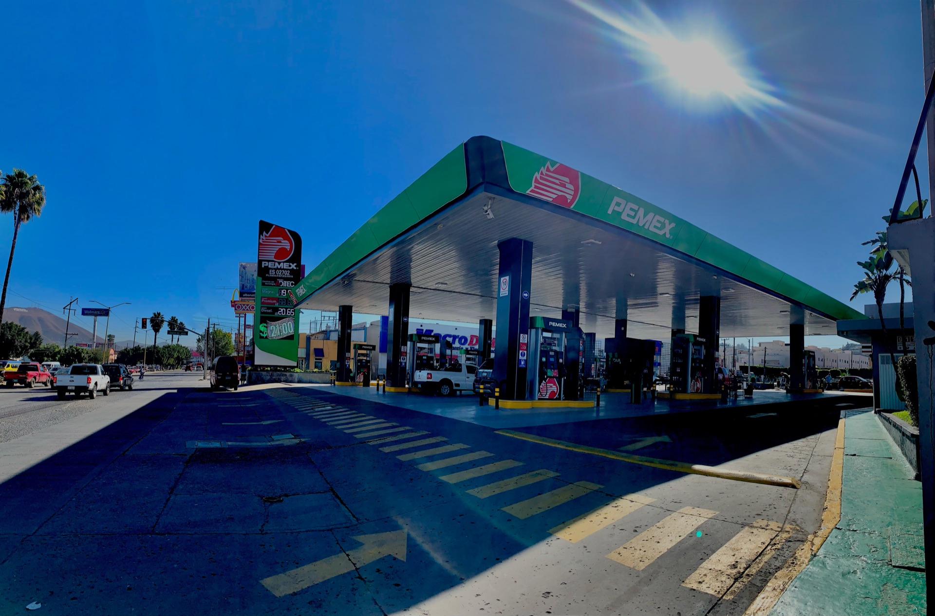 Marquesina y dispensarios de la estación Jauja en Tijuana